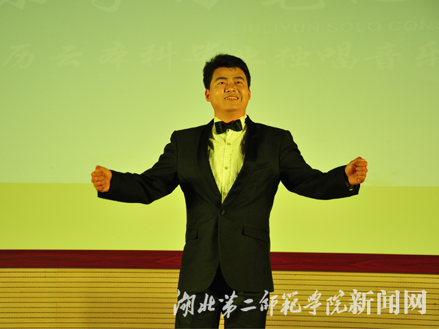 7.王志明演唱《神农架的梆鼓》.jpg