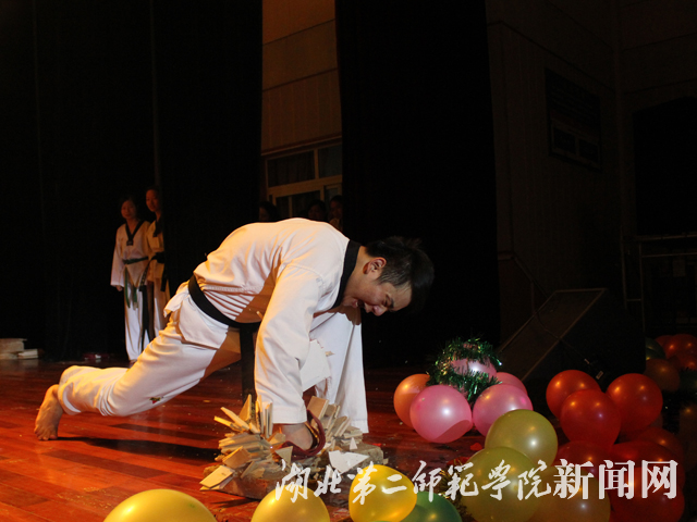 6 教练进行空手破大理石表演.jpg