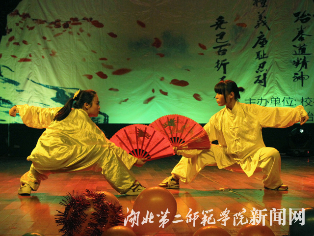 4 太极扇表演.jpg