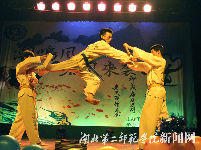 5 学员进行组合腿法表演.jpg