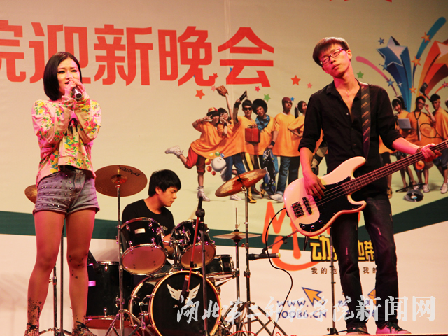 4.校园流行乐队演唱《爱什么稀罕》.jpg