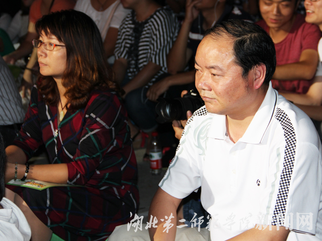 1.党委副书记许邦官出席本次迎新晚会.jpg
