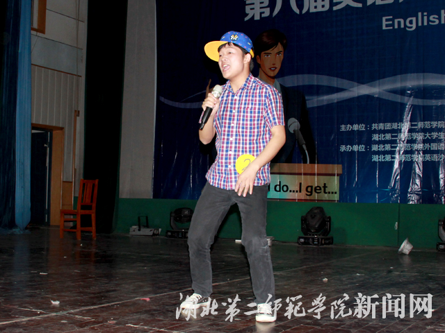 3.二号选手张科伟演讲及才艺展示.jpg