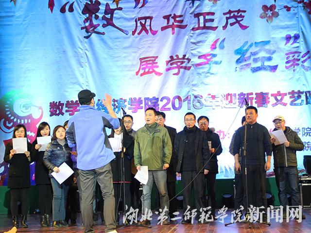 3.老师合唱.jpg