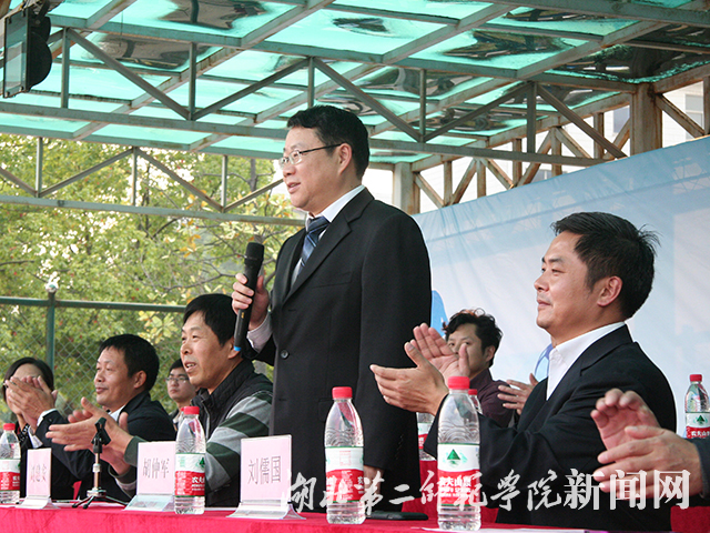 10.校长胡仲军宣布我校运动会圆满闭幕.jpg