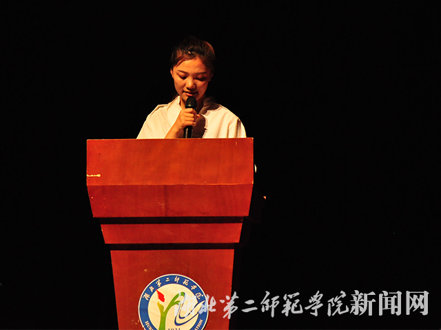 4.工作人员宣读表彰文件.jpg