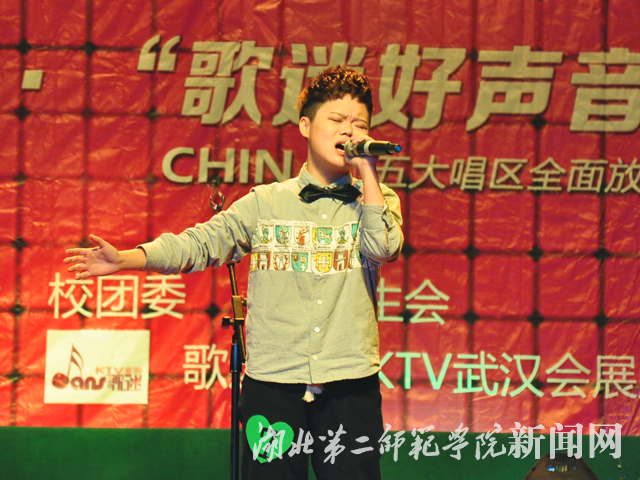 6.专业组冠军曾铁雪演唱《太委屈》.jpg