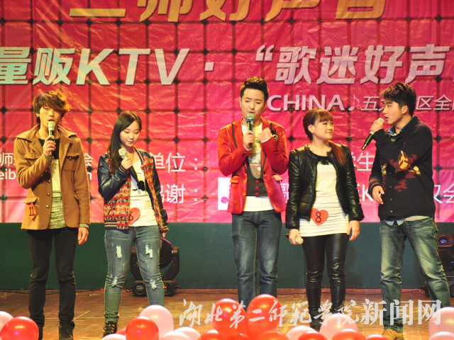 1.非专业组成员在杨振威的带领下合唱.jpg