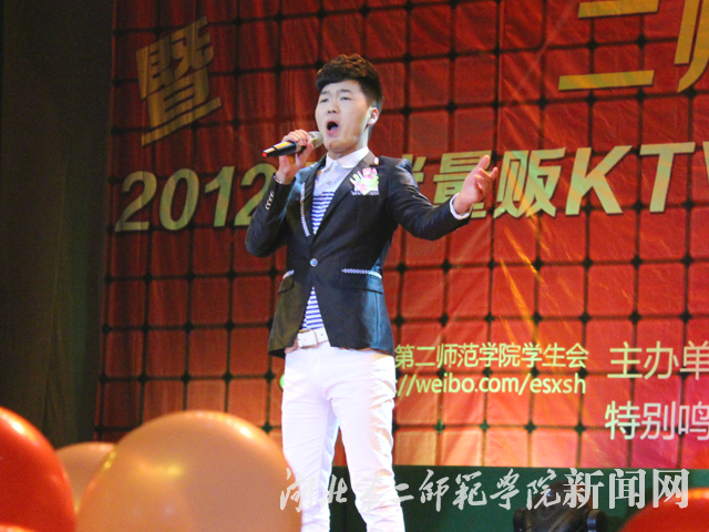 8.特邀嘉宾深情演唱.jpg