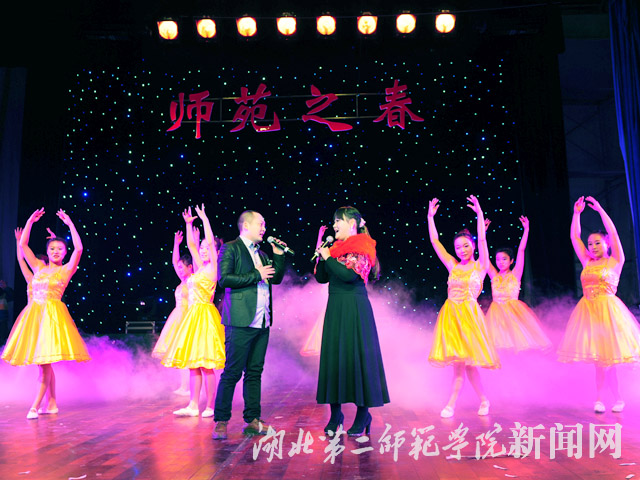 20.歌伴舞：亲爱的人  演出单位：职业学院.jpg