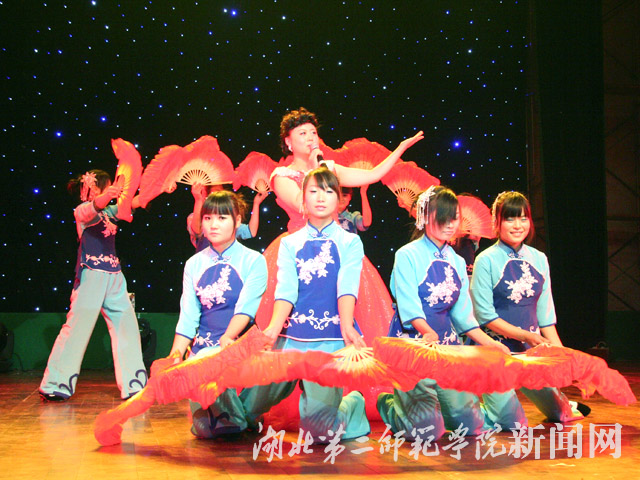 12.歌伴舞：映山红  演出单位：计算机学院.jpg