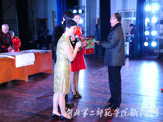 19黄颂副院长抽奖.jpg