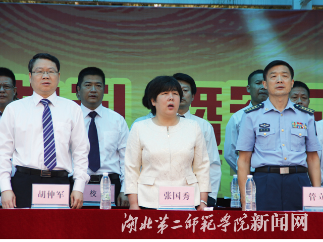 2.全体师生齐唱国歌.jpg