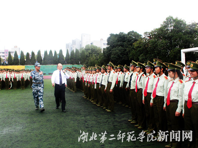 3.黄颂副校长军训阅兵.jpg