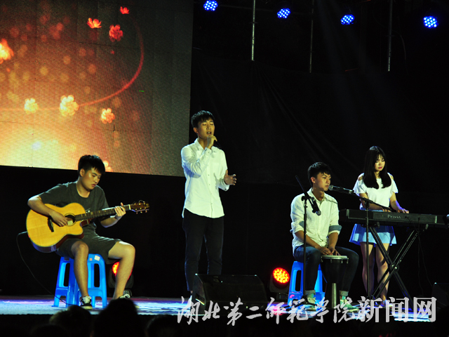 9.百日梦想家乐队表演《张三的歌》.jpg