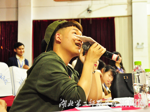 8.评委现场点评.jpg