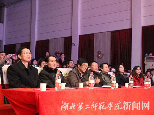 4.各校领导及有关部门负责人观看晚会.jpg