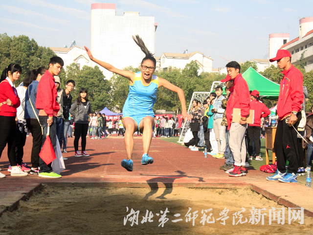 3.女子跳远,奋力一跳.jpg