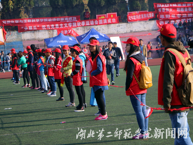 11.志愿者们运动会全程维护秩序.jpg