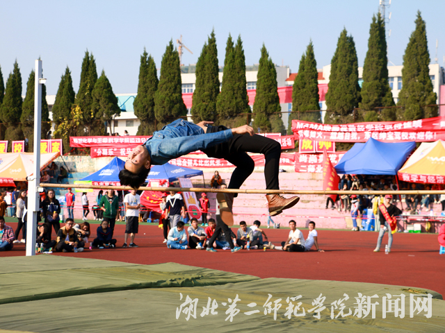 4.背越式跳高,弧度优美.jpg