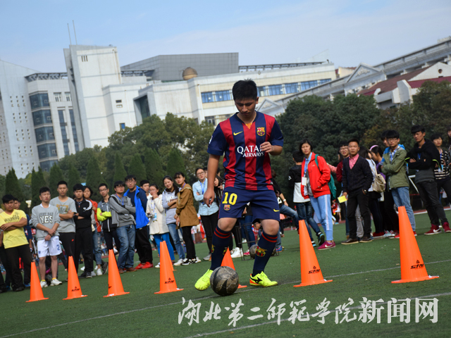 9.男子组足球绕杆射门.jpg