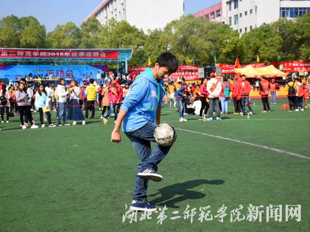 6.男子1分钟踢足球,争分夺秒.jpg