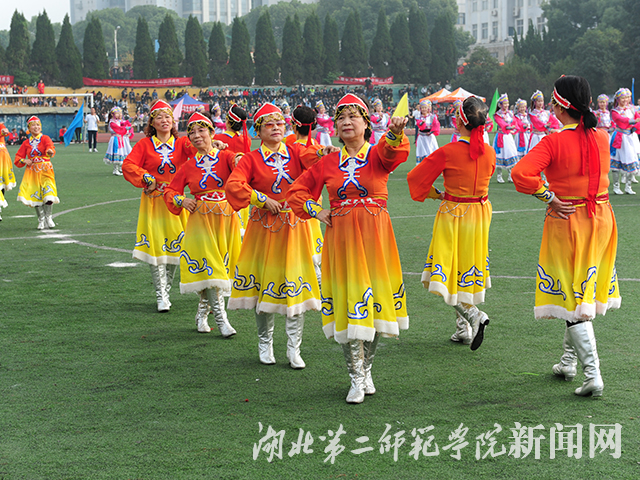 1.退休教工舞蹈表演.jpg