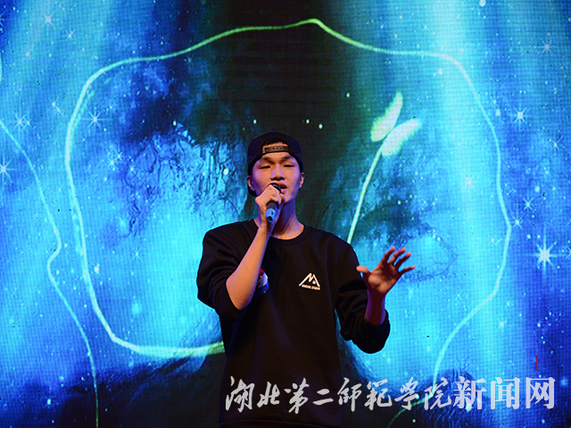 6.季军吴浩明演唱.JPG