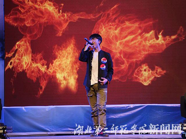 4.冠军周泽南演唱.jpg