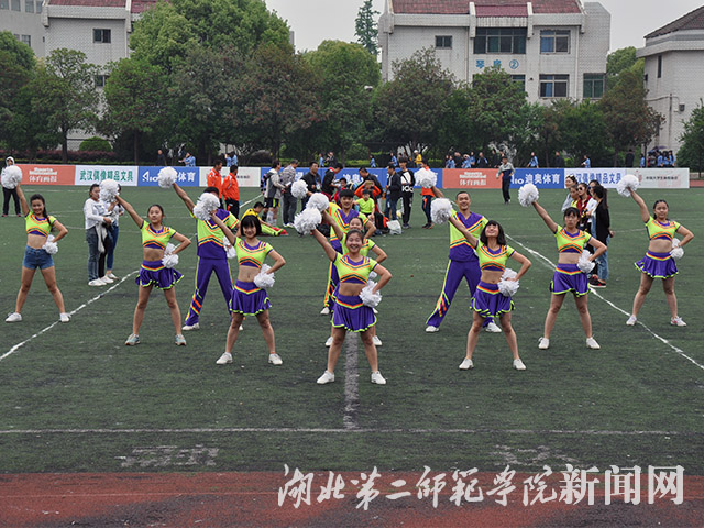 3、啦啦操表演.jpg