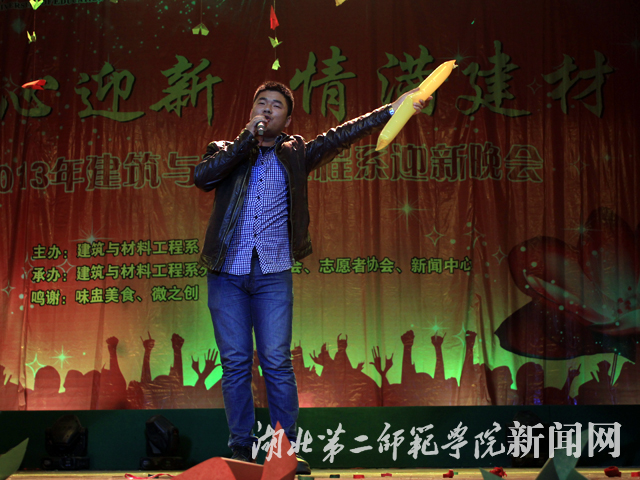 4.毕业生歌曲表演.jpg