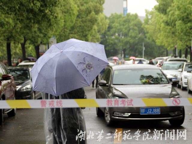 4、雨中指挥的工作人员.jpg
