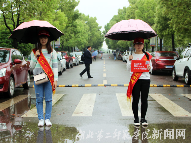 5、引导车辆的志愿者.jpg