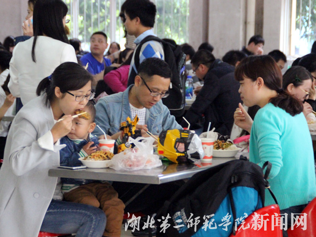 3、家人陪伴考试.jpg