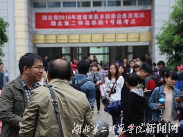 10、考完试中急切询问的家长.jpg