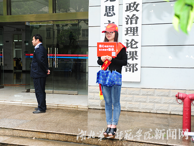 6、志愿者给考生鼓励.jpg
