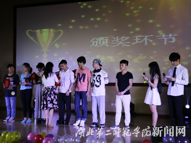 8.嘉宾为获奖选手颁奖.jpg