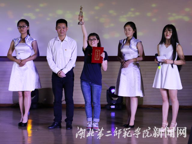 9.学生会主席张望为冠军许铭轩颁奖.jpg