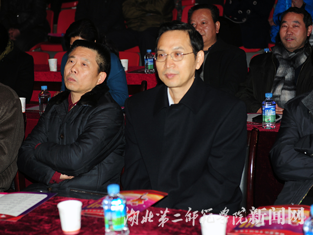 1.湖北第二师范学院陈秋中副院长出席文化节（右一）.jpg