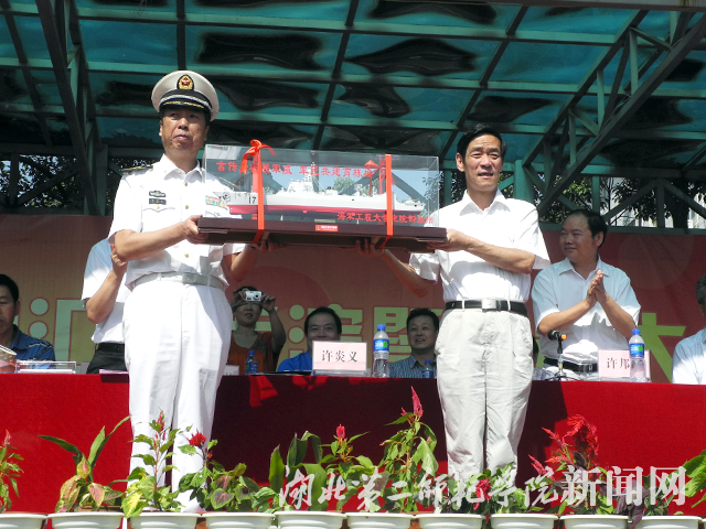 5.海军工程大学赠予我校纪念品.jpg