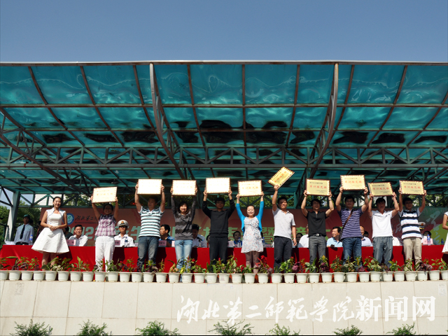8.军训模范排接受奖励.jpg