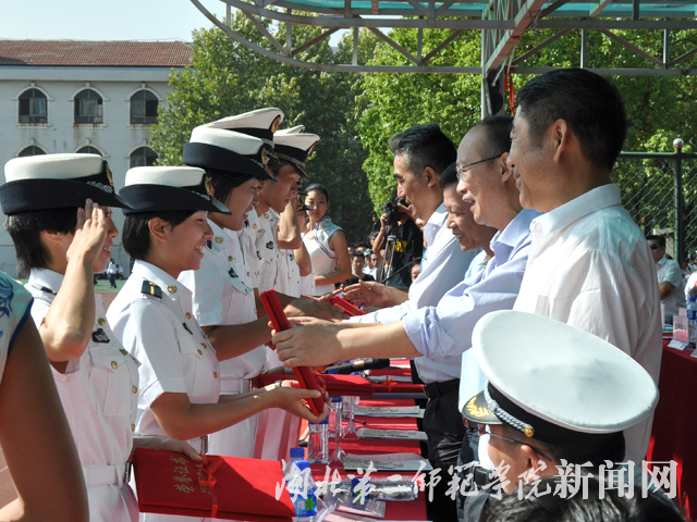 9.军训优秀标兵.jpg