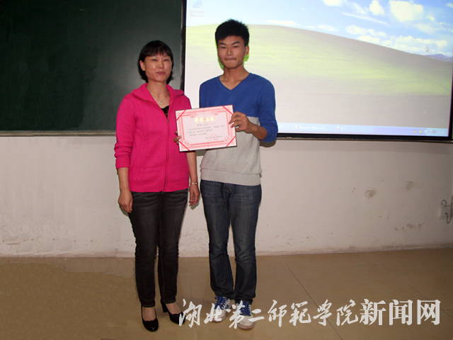 5.计算机学院党总支副书记王翠为冠军组颁奖.jpg