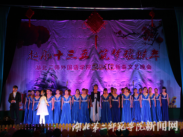 1.大合唱《在灿烂阳光下》.jpg