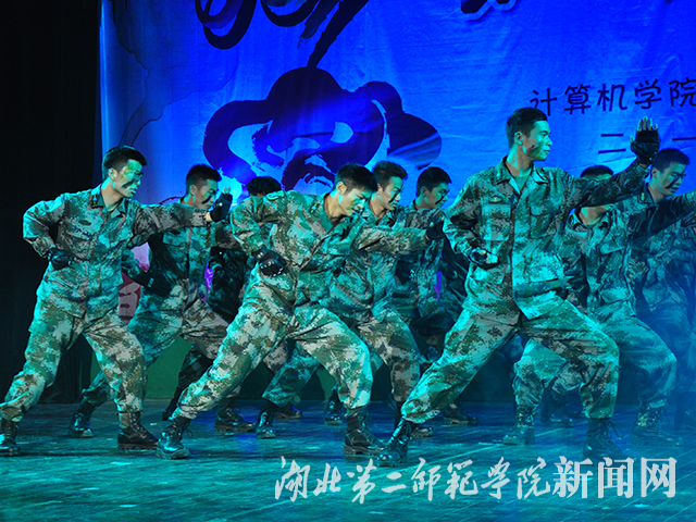 6.拳术表演 风卷红旗.jpg