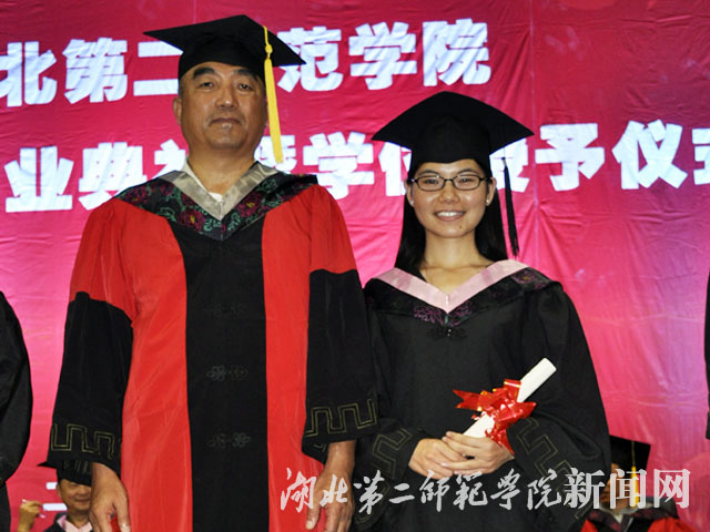 5.副校长李建勇为毕业生授予学位证书.jpg