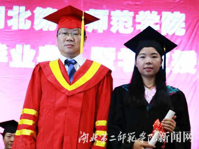 3.校长胡仲军为毕业生授予学位证书.jpg