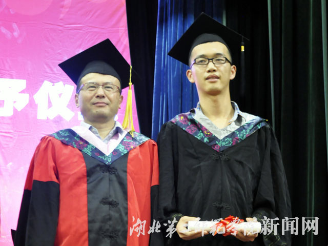 9.副院长夏力为毕业生授予学位证书.jpg