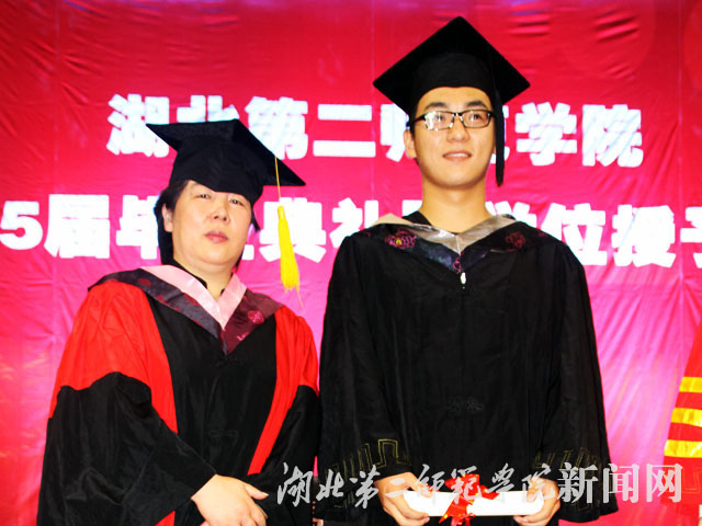 2.党委书记张国秀为毕业生授予学位证书.jpg