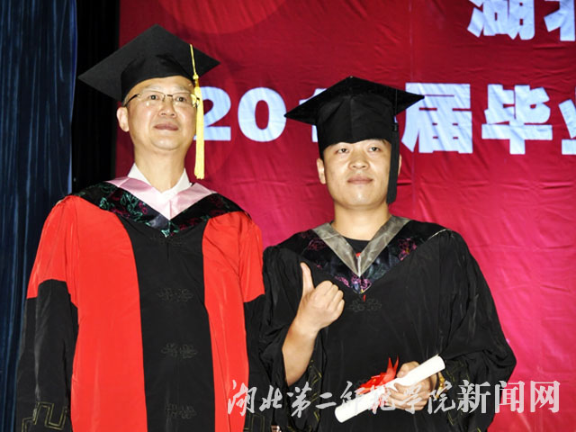 8.副院长黄颂为毕业生授予学位证书.jpg